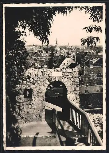 AK Graz, Schlossberg mit Tor und Ortsansicht