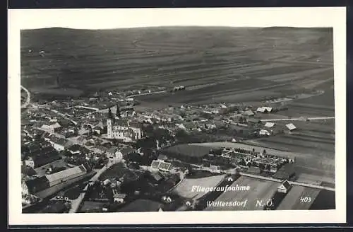 AK Wullersdorf /N.-Ö., Teilansicht mit Kirche und Strassenpartie, Fliegeraufnahme
