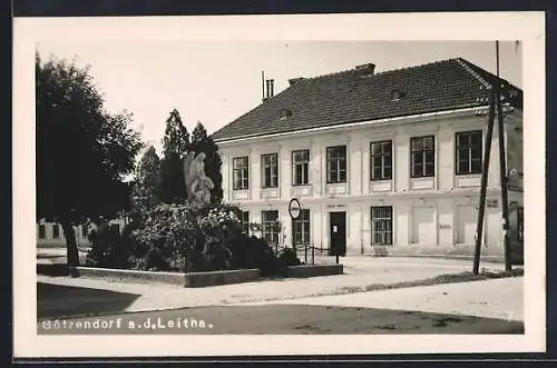 AK Götzendorf a. d. Leitha, Volksschule mit Denkmal