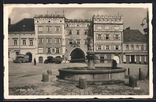 AK Retz /N. Ö., Strassenpartie mit Geschäften und Brunnen