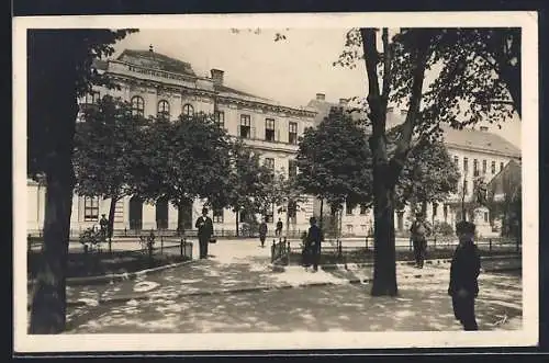 AK St. Pölten, Staatsgymnasium mit Parkanlage, Strasse und Schülern