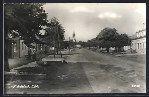 AK Nickelsdorf /Bgld., Strassenpartie mit Kirche