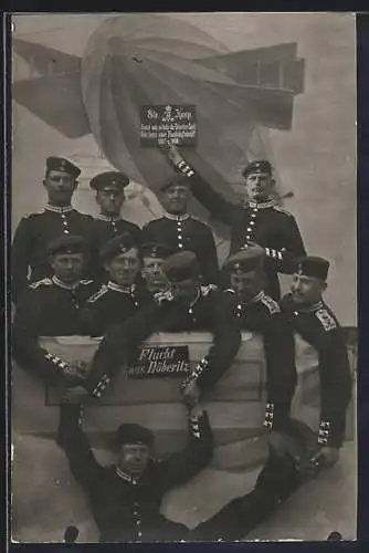 AK Döberitz / Dallgow, Preussische Gardesoldaten 8. Kompanie mit Schild Flucht aus Döberitz, Heeres-Luftschiff, Zeppelin