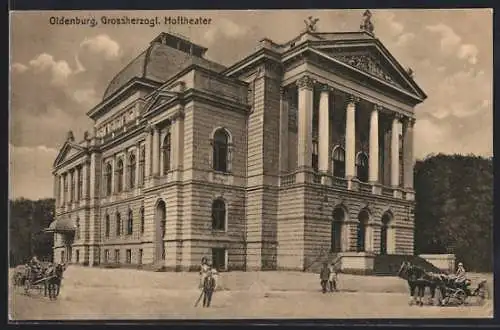 AK Oldenburg / O., Grossherzogl. Hoftheater mit Passanten