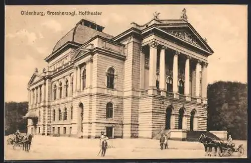 AK Oldenburg / O., Grossherzogliches Hoftheater mit Pferdekutschen auf dem Vorplatz