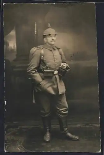 AK Soldat in Feldgrau Uniform mit Pickehaube und Gewehr