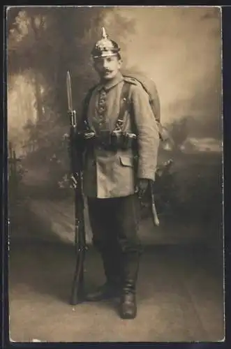 AK Soldat in Uniform mit Pickelhaube, Gewehr mit Bajonett