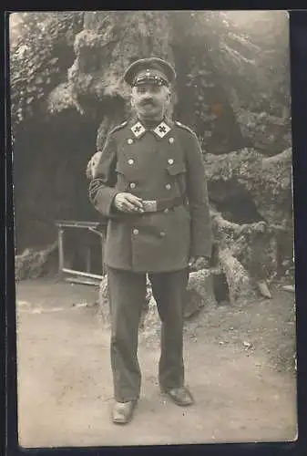 AK Sanitäter in Uniform mit Schirmmütze