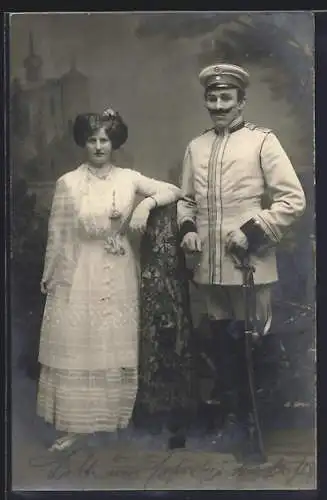 AK Dame und Kürassier-Unteroffizier in Uniform mit Säbel