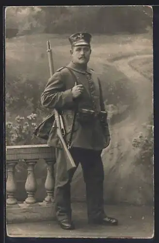 AK Landwehr-Soldat in Uniform mit Gewehr