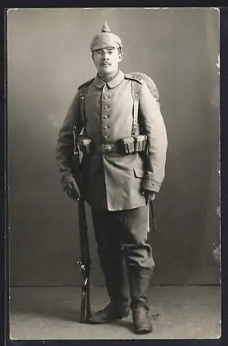 AK Soldat in Feldgrau Uniform mit Pickelhaube und Gewehr