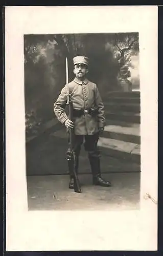 AK Landwehr-Soldat vom Rgr. Nr. 32 in Uniform mit Gewehr