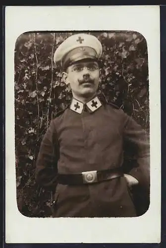 Foto-AK Sanitäter in Uniform mit Schirmmütze