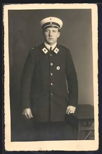 Foto-AK Angehöriger vom Roten Kreuz in Uniform