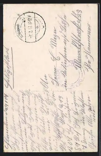 Foto-AK Soldat in Feldgrau Uniform mit Pickelhaube und Gewehr