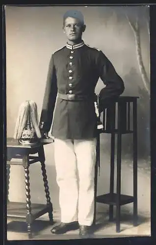 AK Garde-Soldat in Uniform mit Paradehelm