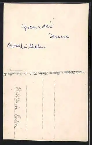 AK Garde-Soldat in Uniform mit Paradehelm