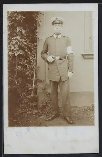 Foto-AK Sanitäter in Uniform mit Schirmmütze