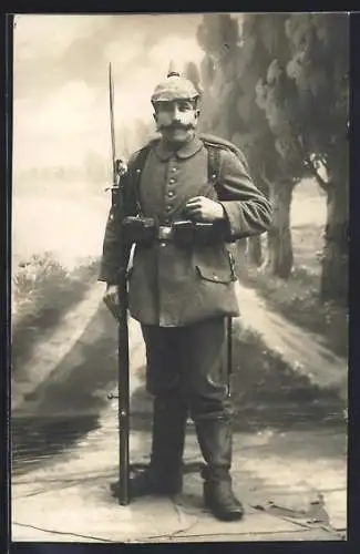 Foto-AK Soldat in Uniform mit Marschausrüstung, Pickelhaube und Gewehr