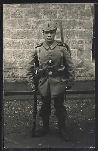 AK Soldat vom Rgt. Nr. 116 in Feldgrau Uniform und Pickelhaube, Gewehr mit Bajonett