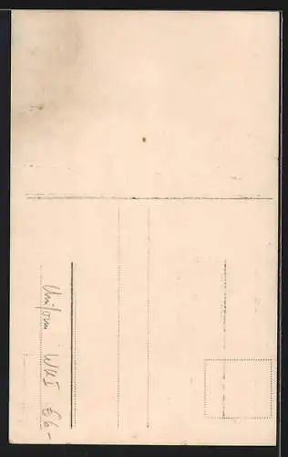 Foto-AK Soldat in Feldgrau Uniform mit Pickelhaube und Gewehr