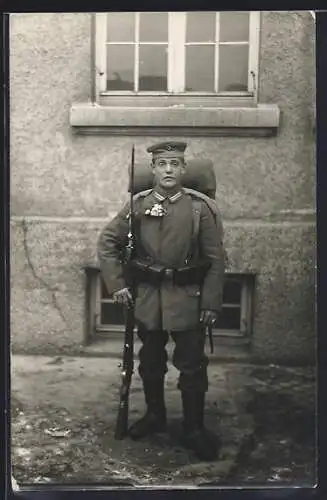 AK Soldat in Feldgrau Uniform mit Krätzchen und Gewehr