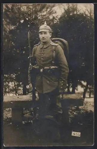 AK Soldat vom Rgt. Nr. 77 in Uniform mit Pickelhaube, Gewehr mit Bajonett