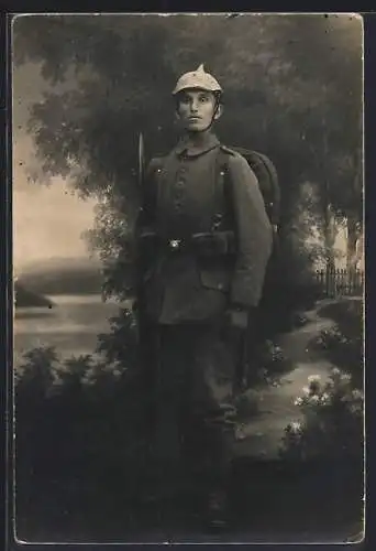 AK Soldat in Feldgrau Uniform mit Pickelhaube und Gewehr