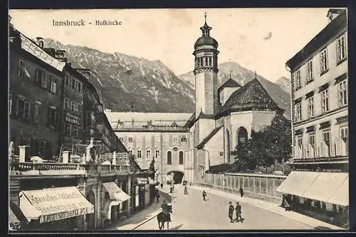 AK Innsbruck, Hofkirche mit Strasse und Gebirgspanorama