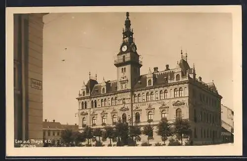 AK Laa a. d. Thaya, Stadthaus und Sparcassa, Gebäude u. Strassenschild Staatsbahnstrasse