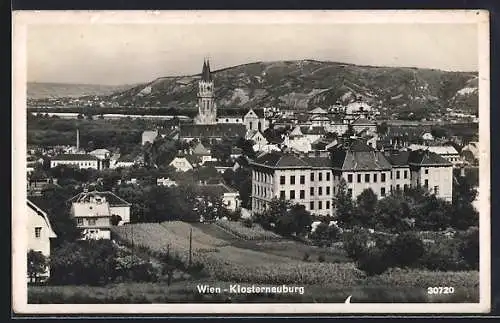 AK Klosterneuburg, Teilansicht mit Feldern von einem Hang aus