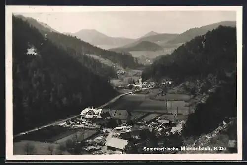 AK Miesenbach /N. Do., Totalansicht mit Strasse und Gebirgspanorama aus der Vogelschau
