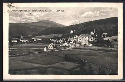 AK Mönichkirchen /N. Ö., Gesamtansicht mit Feldern, Landstrasse u. Bergpanorama