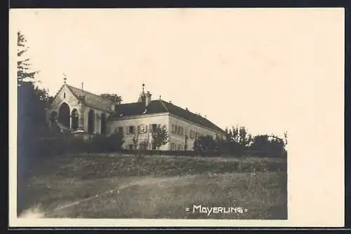 Foto-AK Mayerling, Kirche und Anbau von einer Wiese aus