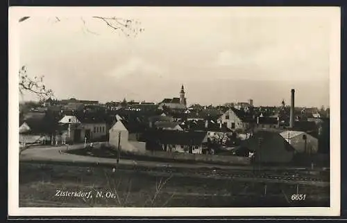 AK Zistersdorf /N. Ö., Ortspanorama mit Bahnstrecke u. Strasse