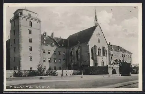 AK Wr. Neustadt /N. Do., Kriegsschule mit Strassenpartie