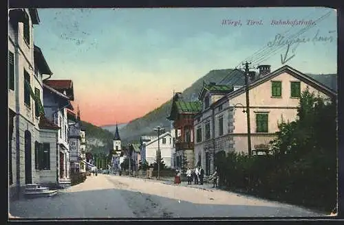 AK Wörgl, Bahnhofstrasse mit Passanten und Blick zur Kirche