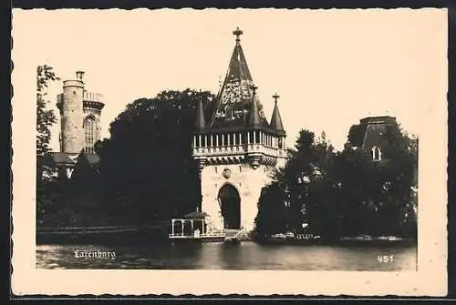 AK Laxenburg, Flusspartie mit Turm und Stadttor am Fluss
