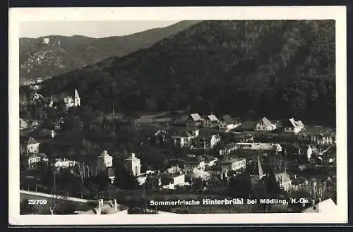 AK Hinterbrühl b. Mödling, Ortskern gegen Ruine in der Ferne
