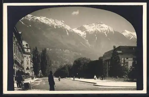 AK Innsbruck, Rennweg durch Tor gesehen