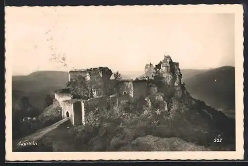 AK Aggstein, Die Burgruine mit Blick ins Tal