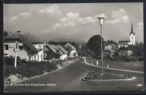 AK St. Kanzian am Klopeiner See, Strassenpartie im Ortskern mit Blick zur Kirche