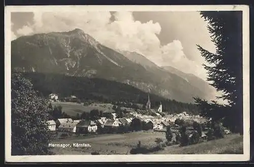 AK Hermagor /Kärnten, Ortsansicht mit Bergkette