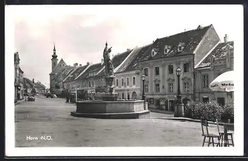 AK Horn /N. Ö., Marktplatz mit Brunnen und Geschäften