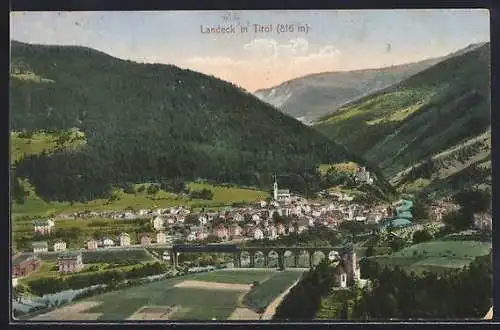 AK Landeck in Tirol, Totalansicht mit Eisenbahnbrücke und Bergkette