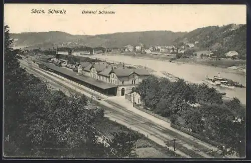 AK Schandau /Sa., Bahnhof und Elbe mit Brücke aus der Vogelschau