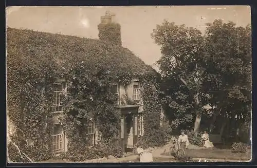 Foto-AK Amlwch, The Gof, Drei Frauen vor einem Wohnhaus