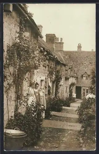 Foto-AK Chipping Campden, Mother with baby outside their house 1918