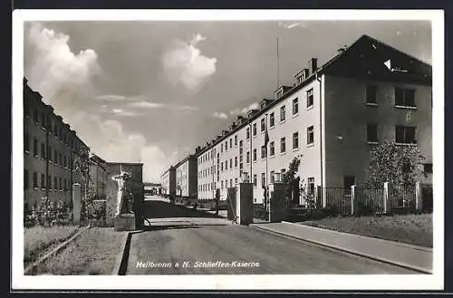 AK Heilbronn a. N., Schlieffen-Kaserne mit Strassenpartie