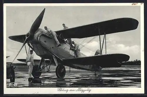 AK Flugzeug Heinkel He 45 der Luftwaffe, Übung am Flugzeug